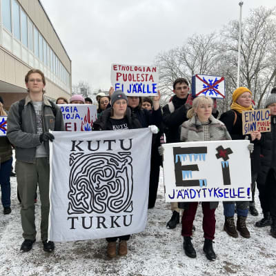 Mielenosoittajia Turun yliopistonmäellä.