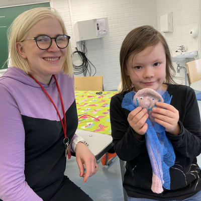 Rovaniemellä on käynnissä syysloma. Jenniina Heikkilä on leirillä nuoriso-ohjaajana ja Aurora Oksman on tehnyt vanhasta sukasta hienon hevosen. 