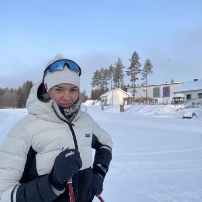 Hiihtäjä Vilma Nissinen Vuokatissa hiihtoladulla.