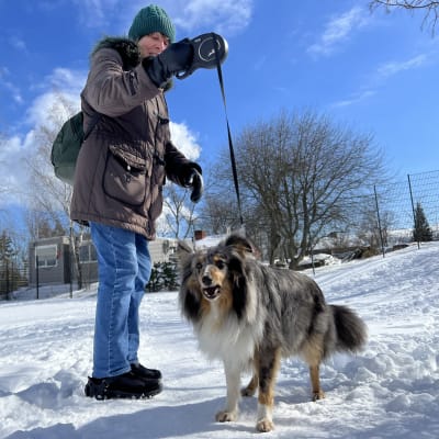 Kävelyllä Farga-koiransa kanssa Lenininpuistossa oleva Maija Kemppainen.