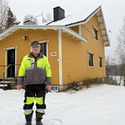Raimo Kosonen talonsa edustalla Parikkalassa.