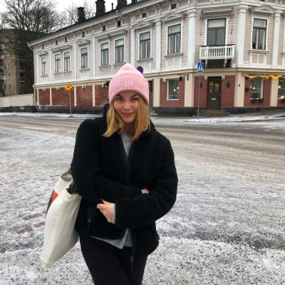 Studerande Elin Granholm på Biskopsgatan i Åbo. 