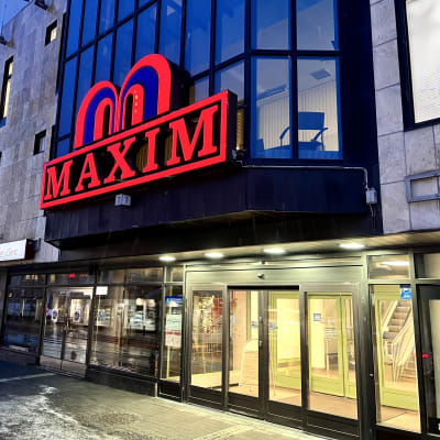 Kokkolan katukuvassa Maxim-logo rakennuksen seinässä. 