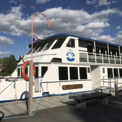 Sisävesilaiva laivarannassa Hämeenlinnassa