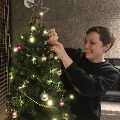 Sofia Liljeström klär en julgran.