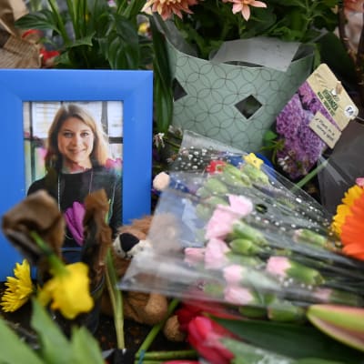 Sarah Everardin valokuva kukkien keskellä.