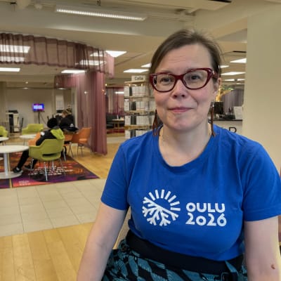 Saamenkielen tuottaja Aino Valovirta istuu Oulun Pekurin kirjastossa.