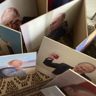 Maalauksia Vladimir Putinista kuivumassa limittäin lattialla. 
