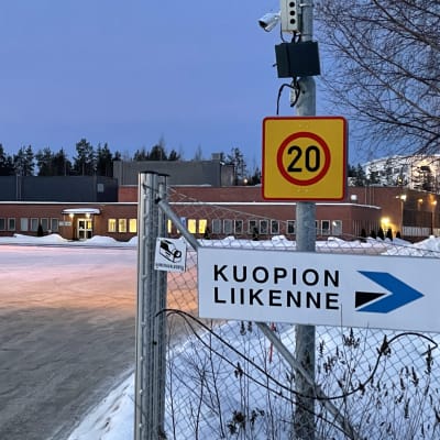 Kuopion Liikenteen varikon portti Kuopion Siikalahdessa.