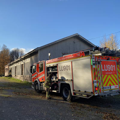 En brandbil utanför ett hus.