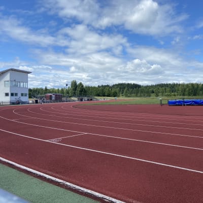 Yleisurheilukentän juoksuradat.
