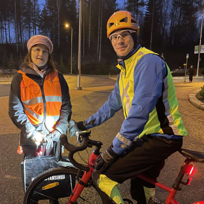 Liikenneturvan yhteyspäällikkö Tuula Taskinen ja aamuliikenteessä pyörällä liikkeellä ollut Olli Savolainen.