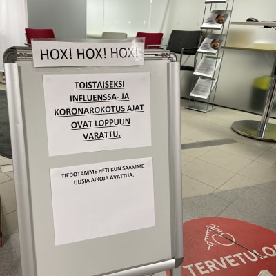 Influenssa- ja koronarokotusaikojen loppumisesta kertova kyltti Kuopiossa kauppakeskus Apajassa sijaitsevalla rokotuspisteellä.