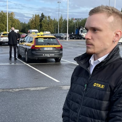 Taksinkuljettajien hiljainen hetki Oulussa Ouluhallin parkkipaikalla Asikkalassa elokuussa surmatun taksinkuljettajan kunnioittamiseksi.