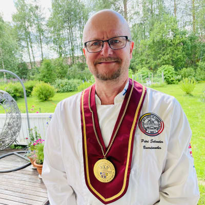 Syytä hymyyn. Lapin keittiömestareiden puheenjohtaja Petri Selander sai toisena lappilaisena arvostetut Pohjoismaiden keittiömestareille myöntämät Cordon Rouge -käädyt. 