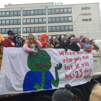 Abiturienter på lastbilsflak firar penkis i Vasa.