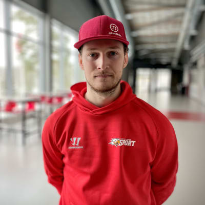 Vaasan Sportin varakapteeni Valtteri Viljanen Vaasan jäähallin käytävällä yllään punainen Sportin logolla varustettu huppari.