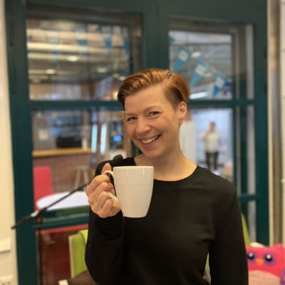 Laulaja Heidi Kyrö Yle Hämeenlinnan studiossa kahvikupin kanssa 26. syyskuuta 2022.