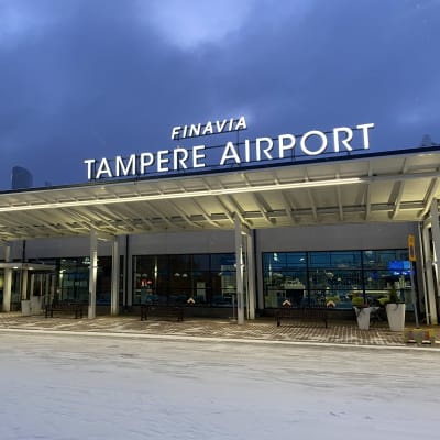 Tampere-Pirkkalan lentokentän sisäänkäynti talvella.