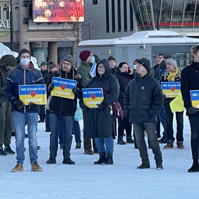 Kylttejä piteleviä Ukrainaa tukevia mielenosoittajia Kuopion torilla 1.3.2022.