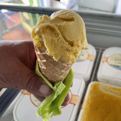 Jäätelötötterö kädessä jäätelökioskissa.