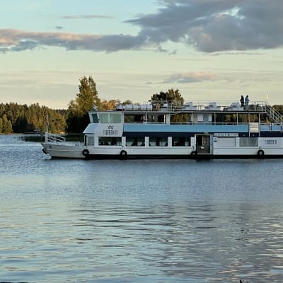 Kuopion Roll Risteilyt -yhtiön Oueen R -alus Kuopion Matkustajasatamassa. 