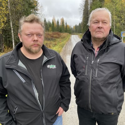 Iisalmelainen maatalousyrittäjä Joni Loiva (vas.) ja pielavetinen Kalevi Kahelin seisovat maantien 5641 varressa. 