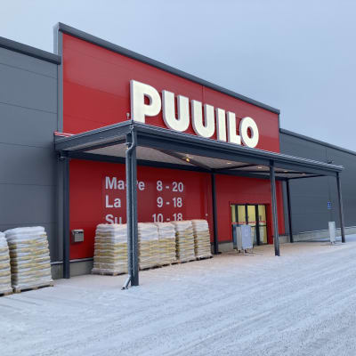 Tavaratalo Puuilon Tornion myymälä ulkoa. Edustalla hiukan lunta. 