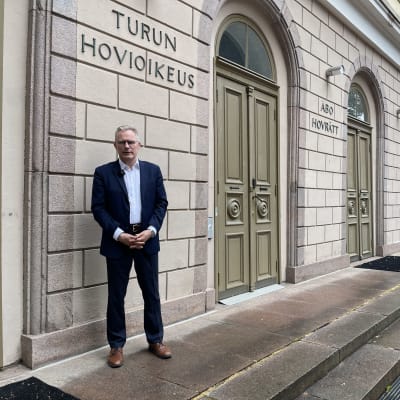 Turun hovioikeuden presidentti Pekka Määttä Turun hovioikeuden ulko-oven edessä.