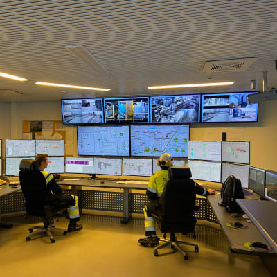 Työntekijät valvovat ESEn voimalaitoksen toimintaa valvomossa.