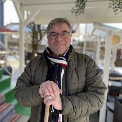 Talvivaatteisiin pukeutunut Mikko Honkala hymyilee.