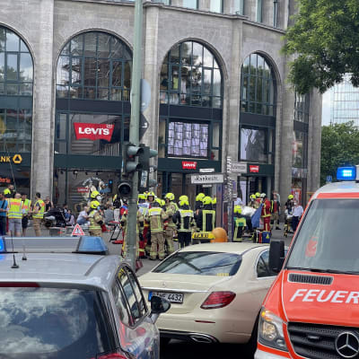 Räddningspersonal utanför en byggnad i Berlin.
