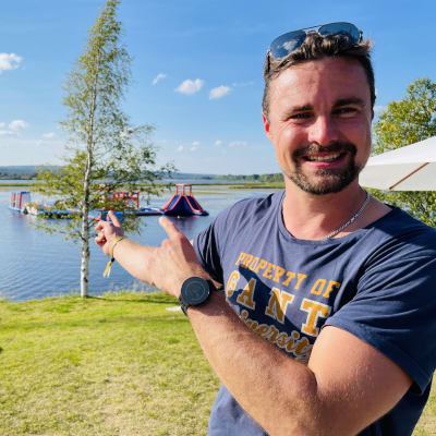 kesätekemisen keskus Roiskeen hallituksen pj. Petteri Savolainen seisoo vesiseikkailuradan edessä elokuussa 2022