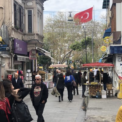 Ihmisiä Istanbulin kaduilla Kadiköyn kaupunginosassa.