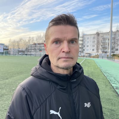 Rovaniemen Palloseuran naisten päävalmentaja Jari Alamäki on murheissaan kauden jälkeen. Nousua ei tullut Ykköseen ja rahaa on saamatta kahdeksalta kuukaudelta 17000 euroa.