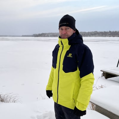 Kari Määttä seisoo rannalla, jossa hän pelasti jäihin pudonneen hiihtäjän.