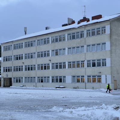 Ilomantsin koulukeskus talvella. Rakennus on huonossa kunnossa.