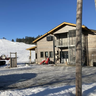 Keminmaan Kallin laskettelukeskus, rinteet, tamppari ja uusi päärakennus.