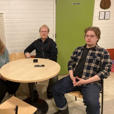 Kolme ihmistä istuu pöydän ääressä. Keminmaan lukiolaiset Iida-Maija Pussila ja Tuukka Ojala sekä apulaisrehtori Marko Hiltunen.