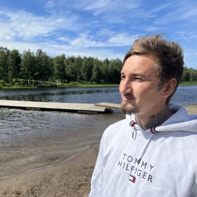 Ville Aflecht seisoo Varkauden Hertunrannan uimarannalla.