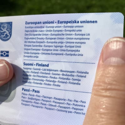 Saamenkielistä tekstiä Suomen passissa
