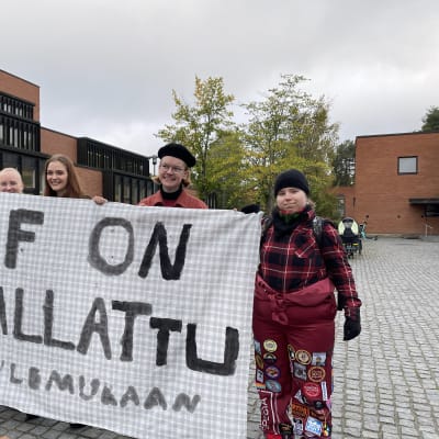 Uef vallattu. Opiskelijoita Careli-rakennuksen edustalla.