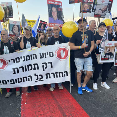 Mielenosoittajat vaativat israelilaisten panttivankien vapauttamista Jerusalemissa 