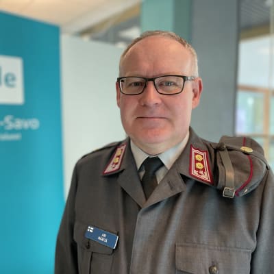 Puolustusvoimien Etelä-Savon aluetoimiston päällikkö, everstiluutnantti Ari Määttä YLE Mikkelin toimitiloissa.