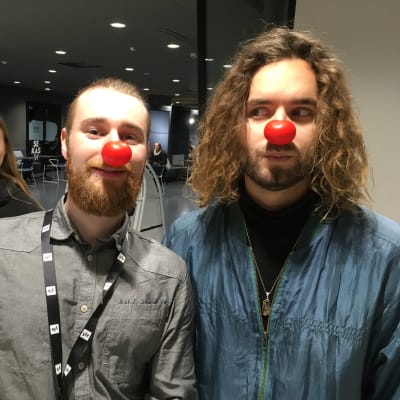 Reporter Christoffer Kaski och artisten Paul Uotila med röda näsor.
