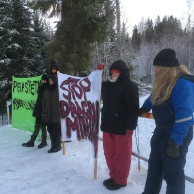 Demonstranter vid infarten till Dragon Minings gruva i Valkeakoski