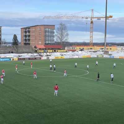 Kuvassa on Kuopion Elon ja FC Lahden pelaajia Kuopion keskuskentällä. 