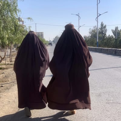 Naisopiskelijat lähtevät Kandaharin yliopistosta Kandaharissa, Afganistanissa, 21. joulukuuta 2022