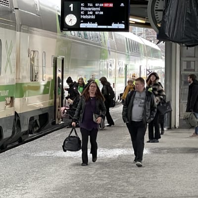 Matkustajia Kuopion rautatieasemalla.
