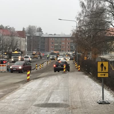 Provisoriska trafikarrangemang vid vägbygge i Vasa.